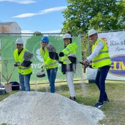 Fr v Marino Wallsten, kommunalråd Fagersta, Elin Hasselgren, avdelningschef HMB, Johanna Frelin, vd på Riksbyggen och Mats Engström, föreningssamordnare, Riksbyggen. Konferencier var Mikael Petterson Sjölund, marknadsområdeschef på Riksbyggen Bostad. Foto; Riksbyggen