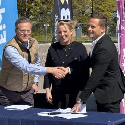Nyligen undertecknades avtalet mellan AB Eidar Trollhättans Bostadsbolag och byggföretaget MVB. Pressbild: MVB