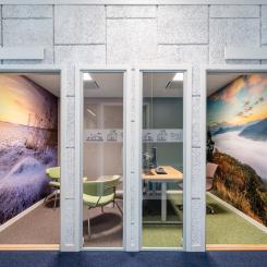 Kontor med återbrukade byggvaror och möbler. Foto: IVL Svenska Miljöinstitutet