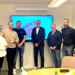 På bilden från vänster: Ulrika Ehrenholm, Robert Thörnlid, Robert Björn och Magnus Lorentzon, alla från T-Byggen, samt Anders Emilsson, Peter Andersson och Sandra Ingman från Uddevalla Kommun. Pressbild: T-Byggen Sverige AB