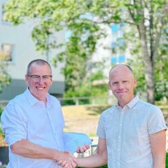 Kenneth Lindahl, enhetschef projekt på Micasa Fastigheter, tv, skakar hand med David
Grimheden, arbetschef på ByggPartner, efter kontraktsteckning.
Foto: Micasa