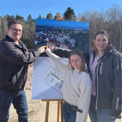 Köpare av lägenhet i Sommarskogen vid spadtag. Från vänster: Niclas Hellgren, Moa Hellgren och Desirée Larsson. Pressbild: Riksbyggen