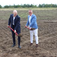 Det första spadtaget gjordes av CFO, Roeland Tjebbes och Vejle kommuns borgmästare Jens Ejner Christensen.