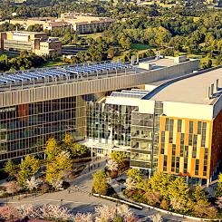 Byggnaden får fem våningar och en total yta på cirka 61 000 kvadratmeter. Där samlas flera verksamheter inom Wadsworth Center, ett av USA:s viktigaste statliga laboratorier för offentlig hälsa. Bild: Arkitekt- och designpartner HOK