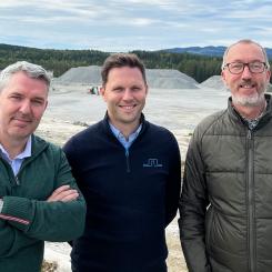 Espen Danielsen, landschef, Jonas Fløtre, affärsutvecklare och Thomas Hammer Tveit, projektchef på den aktuella tomten  i Gardermoen. Foto: Wästbygg