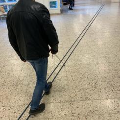Tanken är att personen ska använda sin teknikkäpp och följa ledstråket till målpunkten. Foto: Johan Winder