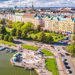 Exempel på lyckad sanering. Stadsdelen Ulrikaborg vid Havsgatans populära promenad vid Östersjön i Helsingfors. Helander konstaterar att ungefär hälften av allt byggande i Finland idag handlar om renovering, och att detta också har blivit en central del av arkitekters arbete. Han kritiserar dock fastighetsägare som ser gamla byggnader som en börda och uppmanar till långsiktigt tänkande. Foto: Wikipedia Common, Kredit: Vadelmavene