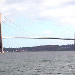 Det finns två broar i Danmark som heter Lilla Bältbron. Det är en äldre från 1935 och en nyare från 1970 (i bilden). Båda broarna går över Lilla Bält mellan Snoghøj (numera en del av Fredericias tätort) på Jylland och Middelfart på Fyn. Den nyare bron är en ren vägbro och vägen utgörs av en viktig motorväg. Foto: Wikipedia Commons. Kredit: Kredit:  Ävar Arnfjöro Bjarmason.