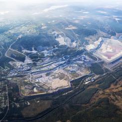 Flygbild från Vitåfors, ett gruvområde och tidigare samhälle mellan Malmberget och Koskullskulle i Gällivare kommun. Foto: LKAB/Fredric Alm