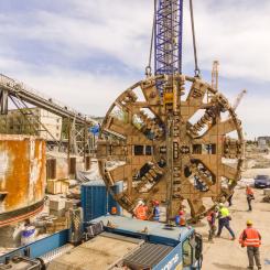 TBM Katarzyna, som för närvarande arbetar sig igenom en av de mest tekniskt utmanande sektionerna av projektet, är ett av flera viktiga steg mot färdigställandet av det omfattande tunnelprojektet som planeras vara klart för provkörningar och godkännande senast i juni 2026. Foto: PKP Polskie Linie Kolejowe SA, kredit: Ibrylowsky