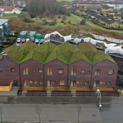 Tegelstenarna som sitter på huset har valts med stor omsorg. Emrahus har själva varit i bruket och valt ut vilken lera de skulle ha, temperatur och storlek, så det är en helt egen framtagen tegelsten. Foto: Mikaela Bjarve.