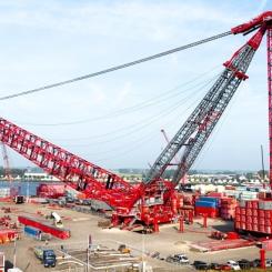 SK6000 har en maximal lyftkapacitet på 6000 ton och kan lyfta komponenter på upp till 3000 ton till en höjd av 220 meter. Kranens design bygger på containeriserade tekniker, vilket gör den enligt tillverkaren lätt att transportera i vanliga fraktcontainrar till vilken plats som helst i världen. Foto: Mammoet