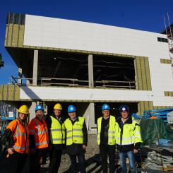 Nu börjar Rimnersbadet i Uddevalla ta form. Maria Jacobsson, Monica Bang Lindberg, Ingemar Samuelsson, Per Bäckström och Christer Hasslebäck med projektledare Anders Emilsson framför bygget av Uddevallas nya simhall. Foto: Uddevalla kommun