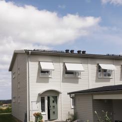 Markiser och andra typer av utvändiga solskydd anpassas allt oftare utifrån både funktion och önskat uttryck. Foto: Sun Off