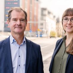 Foto: Mårten Lilja, vice vd på Riksbyggen och chef för affärsområde Bostad och Johanna Bjurskog, bostadspolitisk expert på Riksbyggen. Foto: Riksbyggen