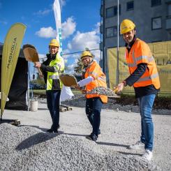 Spadtag Meriten i Visby. Från vänster: Björn Bergman, Magnolia Bostad Regionchef Öst, Eva Nypelius (C), regionstyrelsens ordförande och Johan Eskilsson, regionchef, Peab. Foto: Magnolia bostad