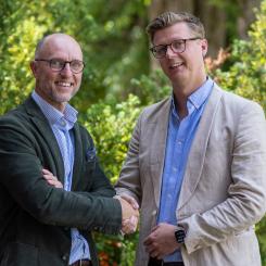 Mikael Sjölund, vd Coreco och Peter Björk, affärsområdesansvarig för Byggfakta Tender, tar i hand för ett nytt samarbete mellan bolagen. Foto: Byggfakta