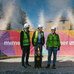 90 nya bostäder i centrala Västerås fick en pangstart när byggstarten firades effektfullt. På bilden ses Mikael Källqvist, VD Bostads AB Mimer, Jesper Brandberg, Styrelseordförande Bostads AB Mimer och Mats Eriksson, VD Asplunds Bygg. Foto: Bostads AB Mimer