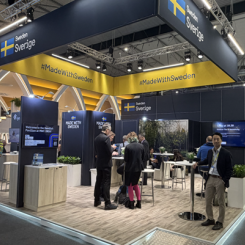 Bildtext huvudbild: "Johan Chun, ansvarig för industri på Business Sweden, framför den svenska paviljongen på MWC 2026 i Barcelona.”