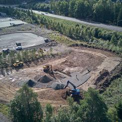 Så här ser det framväxande ladd- och tankcentret i Nässjö ut just nu. Till vänster i bild syns snabbladdarna som är i drift, och till höger byggs den nya tankstationen för biogas. Foto: Nässjö Näringsliv