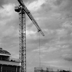 Foto över takåsar och lyftkran.  Foto: Natalia Trofimova / Unsplash