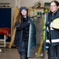 Även om det är flest män i glasbranschen är glasmästare ett yrke för alla. Här är Natalie Näppi och Sara Hübert, Glasmästare på Ryds Glas i Katrineholm. Foto: Ryds glas
