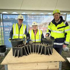 Fotograf: Ann-Katrin Johansson, NCC

Gjutningen gjordes av Elisabeth Kullenberg, kommunfullmäktiges ordförande, Sten Christiansson, styrelseordförande Ängelholmslokaler, Magnus Knöös, avdelningschef NCC