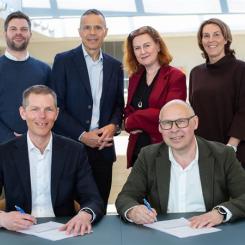 Region Norrbotten och NCC skriver kontrakt för Kirunas nya sjukhus. Kristina Åkerlund NCC, Lukas Bergner Region Norrbotten, Piero Sannicolo NCC, Kataring ringstedt och Åsa Lekvall Region Norrbotten, Michael Gustafsson NCC.
Tobias Holmqvist, NCC och Unto Järvirova, Region Norrbotten. Pressbild: NCC