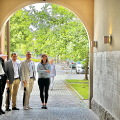 Planarkitekt William Rytterström, Christer Sundqvist, Johan Söderberg och näringslivsutvecklare Zana Zgog står vid tröskeln till den nya stadsdelen Triangeln. Förverkligandet av förslaget Triangeln beräknas ta ungefär 15 år. Området kommer att delas upp i flera detaljplaner, vilka var för sig tar några år att genomföra.

Foto: Katrineholms kommun/Geza Simon