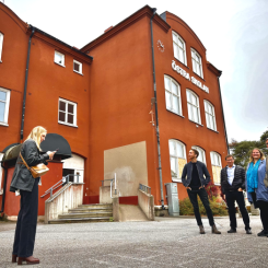 Martin Nilsson, KMA-samordnare på AB Byggprojekt i Dalarna, Christer Sundqvist, Marie Bergeås mark- och exploateringschef samt Johan Söderberg framför den pampiga fasaden av Östra skolan. De berättar för lokaltidningen (t.v.) om planerna för Östra skolan och Lasstorp. Fotograf/Källa: Katrineholms kommun/Geza SImon