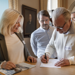 Eskilstuna kommuns stadsutvecklingsstrateg Christina Blomberg tillsammans med Bjarni Gudmundsson från Podium fastigheter Fotograf/Källa: Thomas Mako