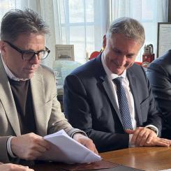 Kontraktsskrivningen ägde rum i Vagnhärad där representanter från Trafikverket och entreprenörerna samlades. Foto: Infrakraft