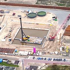 Aktiviteterna har nu börjat i själva byggfundamentet, inklusive förstärkning av väggarna med 162 borrade stålrör och 15 ankarsnören. Ankarsnörena är mellan 48 och 64 meter långa och fästs i marken med en injekteringsblandning. Foto: Pallas
