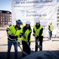 Första spadtaget för parkeringshuset Autogyron 3 i stadsdelen Södra Ladugårdsängen i Örebro. Pressbild: Consto