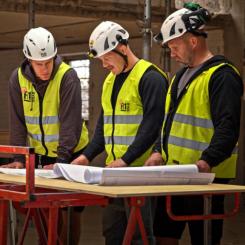 Pinerock är ett relativt nytt namn på den nordiska byggmarknaden, men bygger på flera etablerade företag inom renoverings- och byggservice. Efter EMK Capitals investering 2024 har koncernen accelererat sin expansionsstrategi genom företagsförvärv i både Finland och Norge. Förvärvet av Restok innebär att Pinerock nu stärker sin position inom renovering av kommersiella fastigheter i Finland, ett segment som bedöms ha bättre tillväxtutsikter än nyproduktion under de kommande åren.  Foto: Pinerock Group