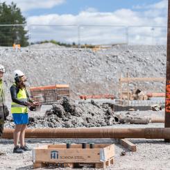 Emma Feldman, kommunstyrelsens ordförande i Järfälla kommun, gör ett symboliskt pålslag för kvarter Atlas i Barkarbystaden, som byggaktörerna Åke Sundvall och OBOS uppför. Foto: Frida Forsberg - WHYMAC