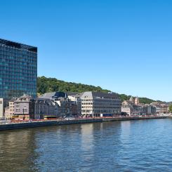 Inne i "Cité Administrative" och det nya annexet sammanförs alla stadens sociala och andra tjänster – från socialadministrationens rum till områden för administrativ polis och allmän säkerhet, cafeteria och mötesrum, till klassiska medborgartjänster på bottenvåningen. Dessutom finns en stor panoramaterass på 18:e våningen med utsikt över staden. Foto: Swisspacer