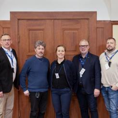 Närvarande när det nya avtalet signerades: Från vänster Mattias Svelander, projektchef NCC, Ulf Norlén, ombud, projektägare samt förvaltningschef Teknisk förvaltning Östersunds kommun, Sofia Grelsson, projektledare Östersunds kommun, Richard Mattsson, ombud och affärschef NCC Construction Sverige AB, Tore Åberg, projektsamordnare och konsult Östersunds kommun. Foto: Östersunds kommun