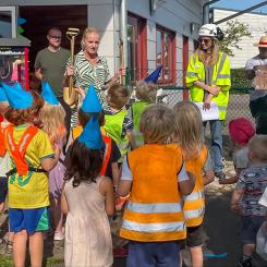 Första spadtaget. Pressbild: Lerums kommun