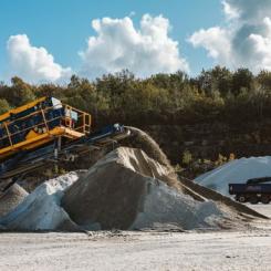 Bergmaterialindustrin ska få handbok för att producera cirkulära ballastprodukter. Foto: SBMI