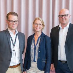 Martin Junblad, vd Cobab tillsammans med Åsa Hedenberg, tillförordnad vd och Håkan Lindblom, affärsområdeschef fastighetsutveckling Huddinge Samhällsfastigheter. Foto: Maja Hoffner