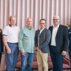 Från vänster: Frida Gustafsson, Huddinge Samhällsfastigheter, Christer Olsson, COBAB, Björn Wiklund, Huddinge Samhällsfastigheter, Martin Junblad, COBAB, Håkan Lindblom, Huddinge Samhällsfastigheter, Martin Holmström, COBAB. Pressbild: Huddinge Samhällsfastigheter
