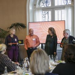 Från vänster: Maria Sjölin Karlsson, Anne Kataja, Niklas Angelöf, Josefin Malmqvist (M), Caroline Helmersson Olsson (S) och Amelie von Zweigbergk. Foto: Plåt & Vent Byrån