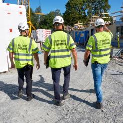 Arbetsplatskontroll av Rättvist byggande Bengt Alm, Rättvist byggande. Pressbild: Rättvistbyggande
