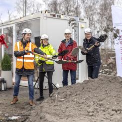 Fr v Robert Ohlsson, arbetschef Peab, Johanna Frelin, vd Riksbyggen, Reidar Svedahl, kommunalråd och Göran Sundin, tf marknadsområdeschef Riksbyggen. Foto: Patrik Ekenblom