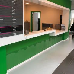 Receptionen har en låg del och hög kontrast. Den är placerad så att ingen står i motljus och så att de som pratar med varandra kan se varandra och tyda varandras ansiktsuttryck. Foto: Anette Andersson