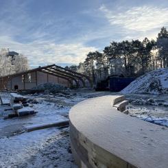 Varsam demontering, här av limträ i en idrottshall, är viktig när det gäller återbruk. Foto: Catrine Andersson