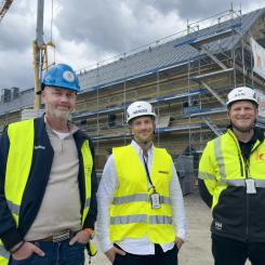 Roger Ekeroos, barn och utbildningsnämndens ordförande, Tobias Lagerwall, projektchef Hemsö och Simon Hagman, projektchef K21 Entreprenad är glada för att Forshälla-Strands förskola växer fram och nu har tätt hus. Foto: Uddevalla kommun