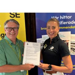 Dag Sjöholm, Marknadschef Certifiering på RISE, överlämnar verifieringen till Sara Lehn, VD för Säker Vatten. Foto: Säker Vatten