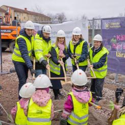 Skolfastigheter och byggentreprenören Vaner AB fick god hjälp vid spadtaget av Källparkens förskoleverksamhet och utbildningsnämndens ordförande Eva Christiernin (S), (foto: Lilla Produktionsbolaget).